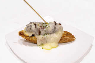 Braseria Cal Ramon: Mini tostada de butifarra a la brasa con queso fundido