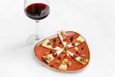 Syrah wine with an assortment of cheeses
