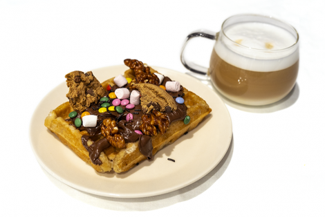 Mini waffle with tiger nut drink or coffee
