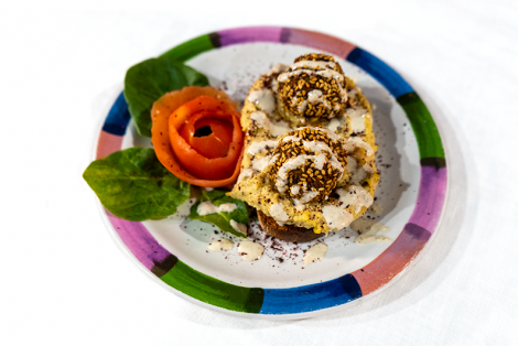 Tapa de pan tostado, humus y falafel con queso feta