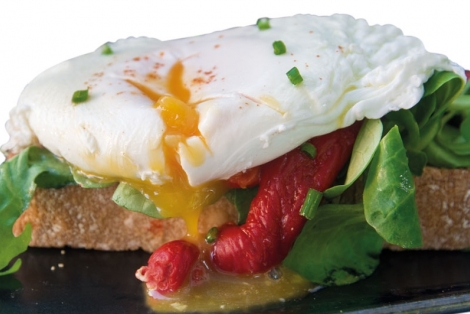 HUEVO A LA FLAMENCA (Andalusian-style eggs) HUEVO A LA FLAMENCA (Andalusian-style eggs)